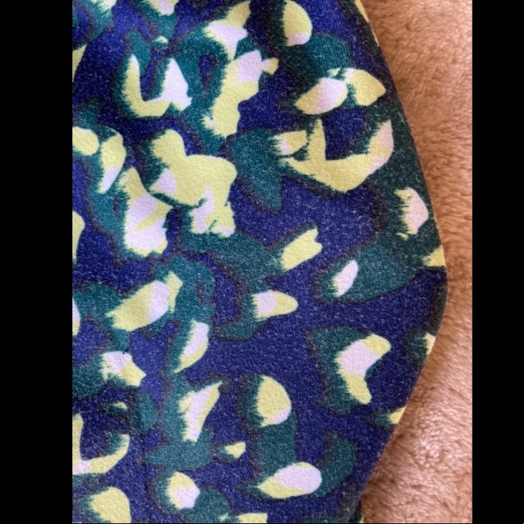 Medium Fabletics Mila Pocket Powerhold Neon Cheetah Capri Leggings - Picture 6 of 7